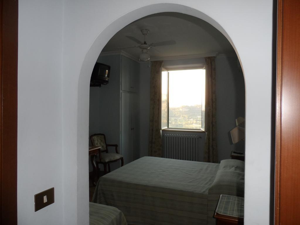Albergo Lucia Pagnanelli كاستل غاندولفو الغرفة الصورة